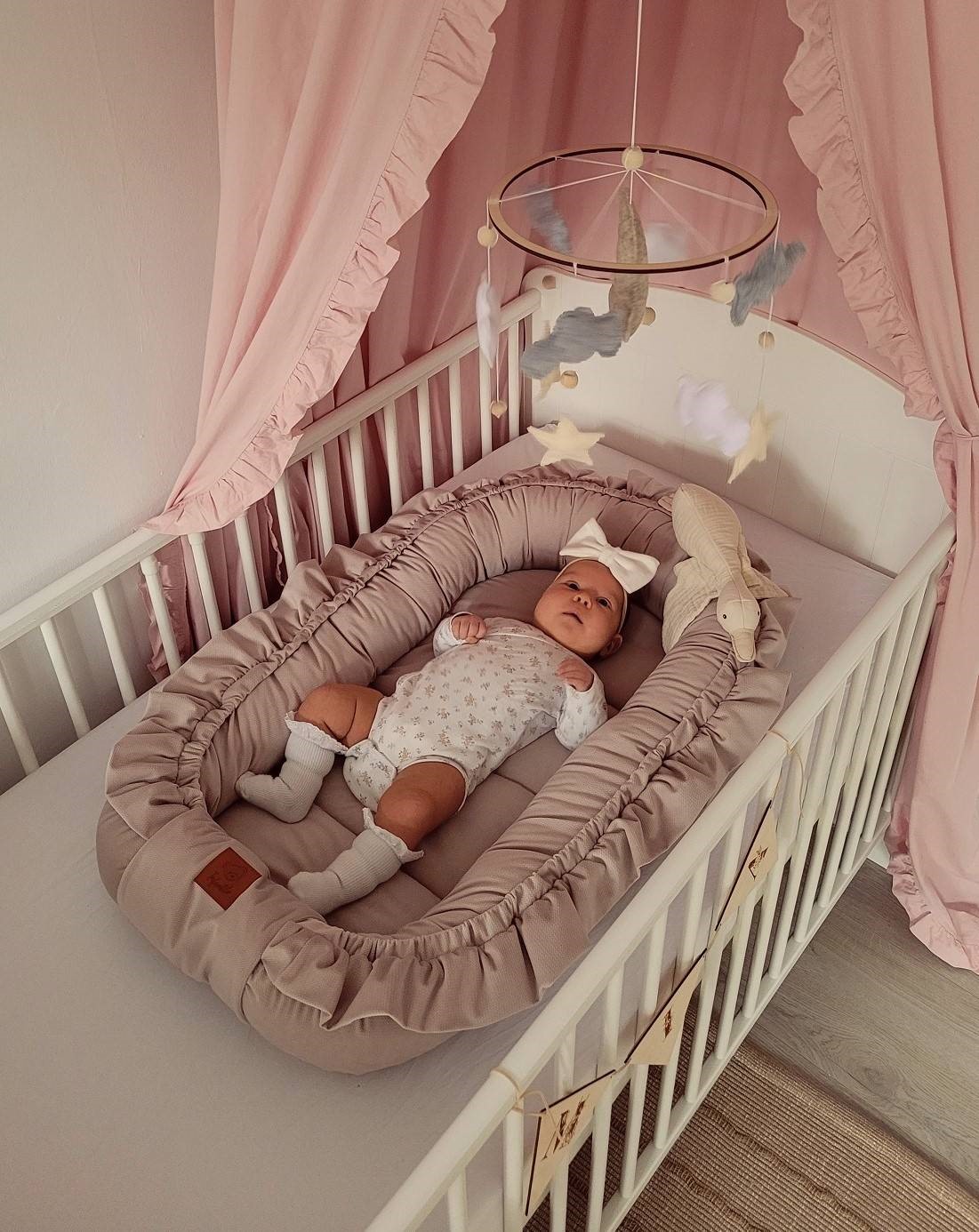 Slika Gnezdece z volančki VELVET Infantilo PASTEL PINK